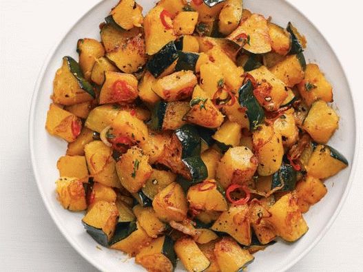 Photo Acorn baked pumpkin with jalapeno peppers