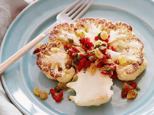 Photo Baked Cauliflower Steaks with Raisin Relish