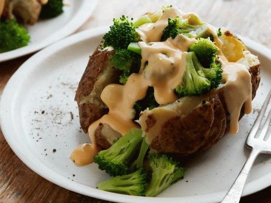 Photo Baked potatoes with broccoli and cheddar in a slow cooker