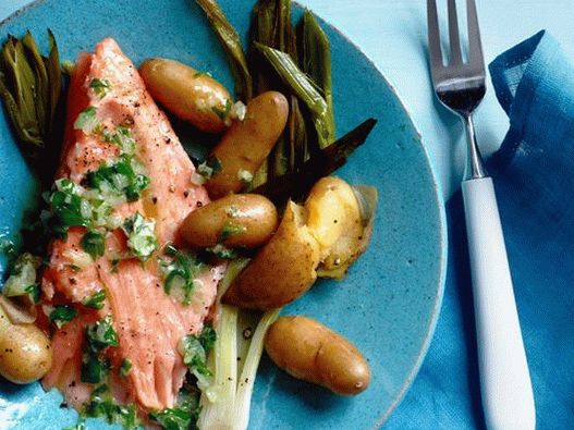 Photo oven-baked salmon with potatoes