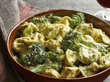 Photo Dumplings and broccoli with pesto