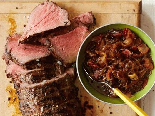 Photo Grilled beef tenderloin with onion and bacon jam