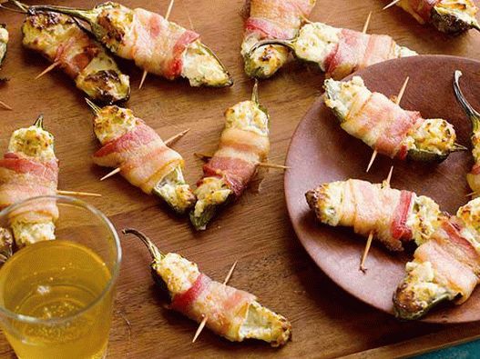 Photo Peppers in bacon with cheese filling