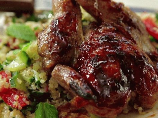 Photo Grilled quail with barbecue pomegranate sauce and cabbage and quinoa cabbage salad