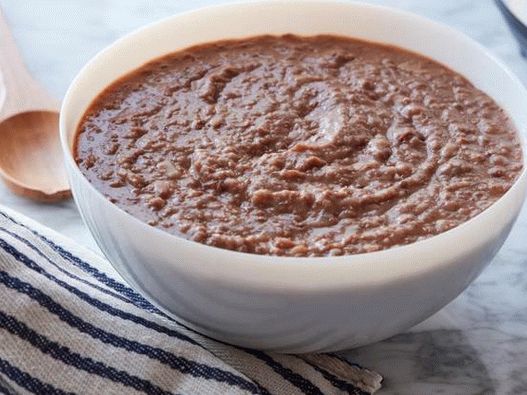 Photo Refried beans with bacon in a slow cooker