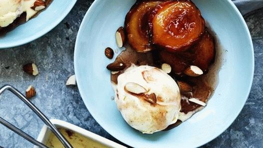 Photo of grilled peach in wine with mascarpone