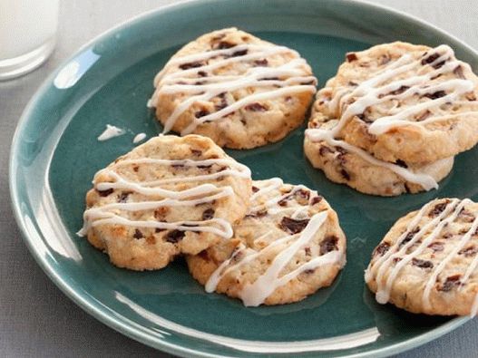 Photo Shortbread cookies with icing, almonds and dried cherries
