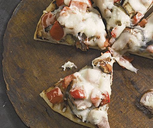 Photo Pizza with grilled eggplant