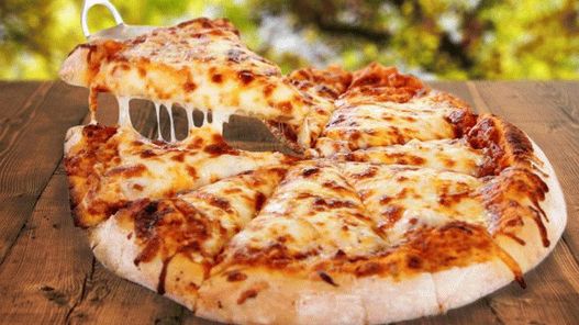 Photo Pizza with sun-dried tomatoes and four cheeses