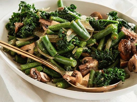 Photo Spicy green beans with parmesan and kale cabbage