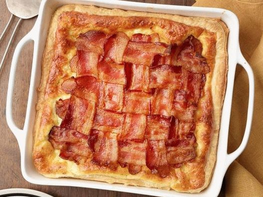 Photo Pie with scrambled eggs and grilled bacon for breakfast