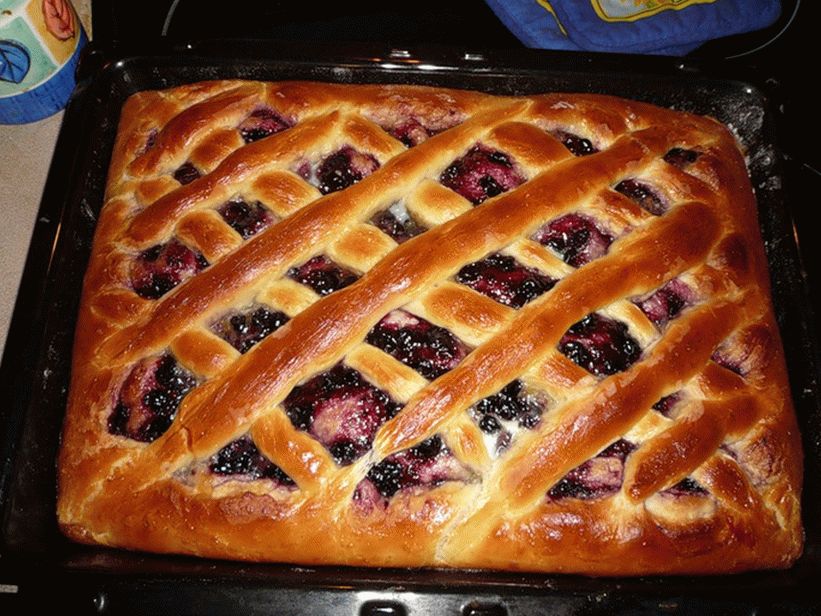 Berry pie with jam