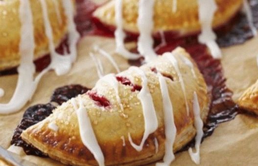 Photo Shortcake pastries with apples and raspberries