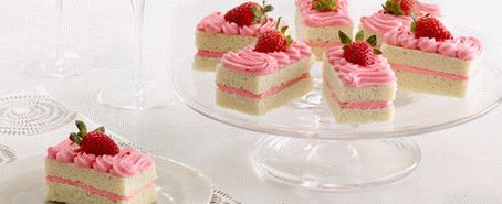 Photo Champagne cakes with strawberries