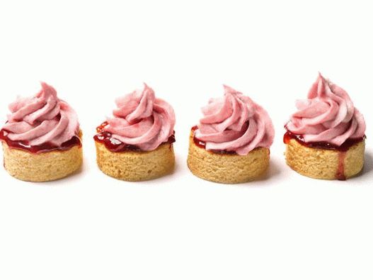 Photo Cakes with rhubarb cream