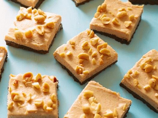 Photo of cakes with chocolate, peanuts and cream cheese without baking