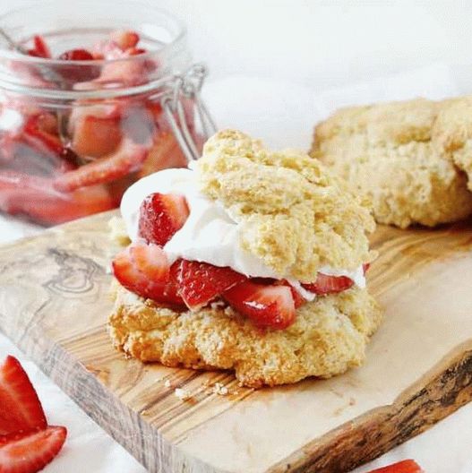 Photo Shortcake pastry with strawberries