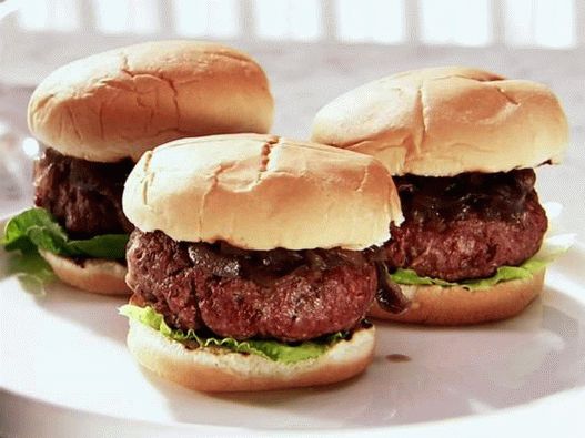Photo Beer burgers with red onion compote