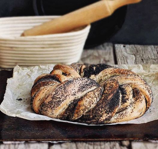 Photo Wicker challah with black currant