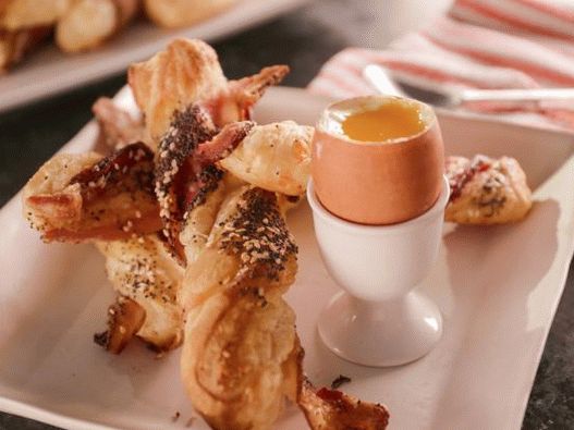 Photo Braided dish with bacon and cheddar and soft-boiled eggs