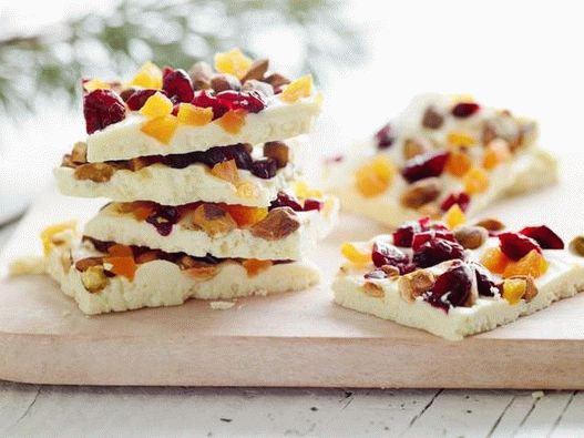 Photo A bar of white chocolate with whole pistachios, dried cranberries and dried apricots