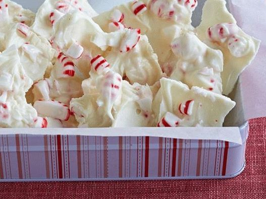 Photo A bar of white chocolate with peppermint candies