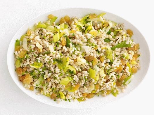 Photo Pilaf of barley with leek