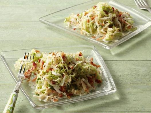 Cabbage salad with carrots, apples and bacon