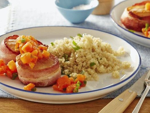 Scallops wrapped in bacon in papaya sauce and quinoa garnish