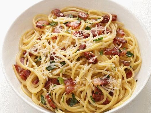 Spaghetti carbonara with bacon