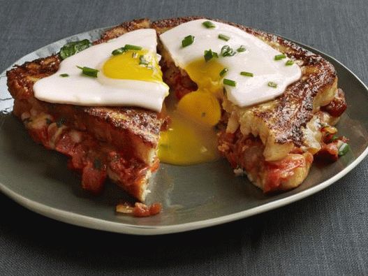 French toasts with tomato jam, bacon and fried eggs