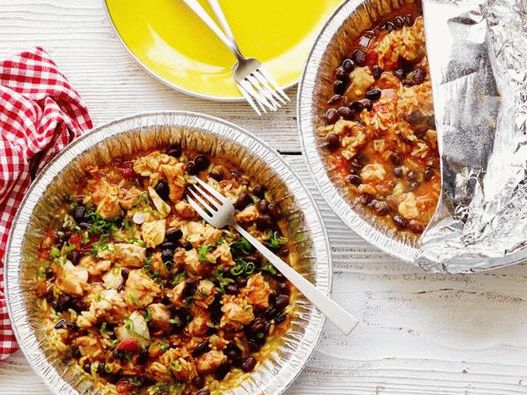 Photo Healthy chicken with rice in grilled foil