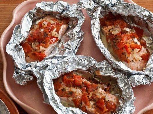 Salmon with tomatoes, baked in foil