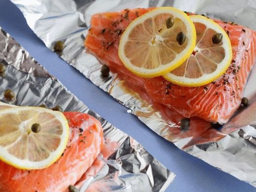 Salmon with lemon, capers and rosemary, baked in foil