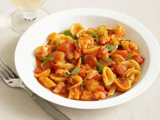 Orecchiette pasta with shrimps in tomato sauce