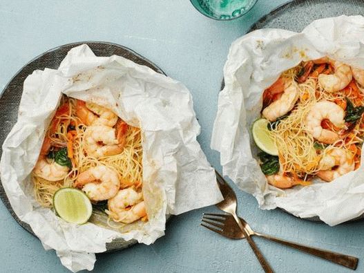 Noodles with shrimp and lemongrass in coconut milk in parchment