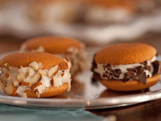 Mini sandwiches with ice cream and cookies