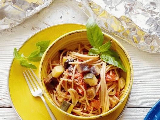 Photo Useful spaghetti with grilled summer vegetables in foil