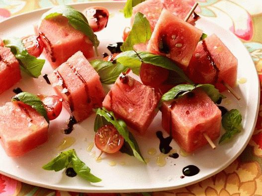 Photo Tomatoes, watermelon and basil on skewers