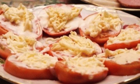 Tomatoes with cheese in the oven