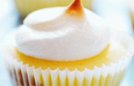 Photo Portion cheesecakes with lemon meringue