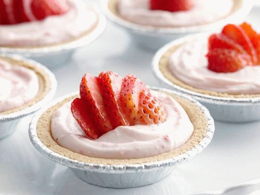 Photo of portioned strawberry cheesecakes without baking