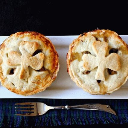 Photo Portion pies with beef and a lid of cheese dough on beer