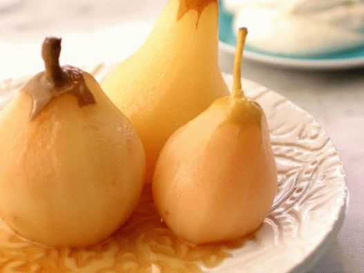 Photo Sewed in white wine pears with whipped cream with cardamom