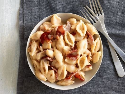 Photo Stunningly delicious pasta with cheese and bacon