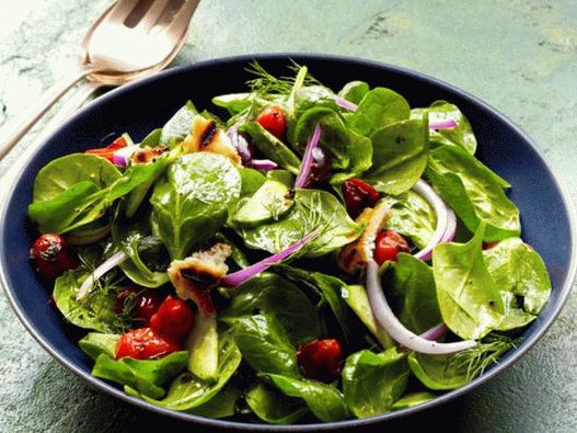 Spinach salad with bread and tomatoes