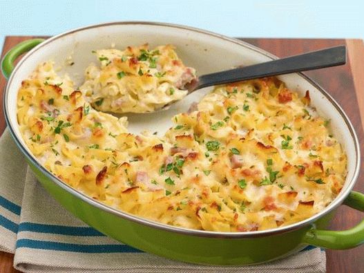 Egg noodles baked with ham and three cheeses