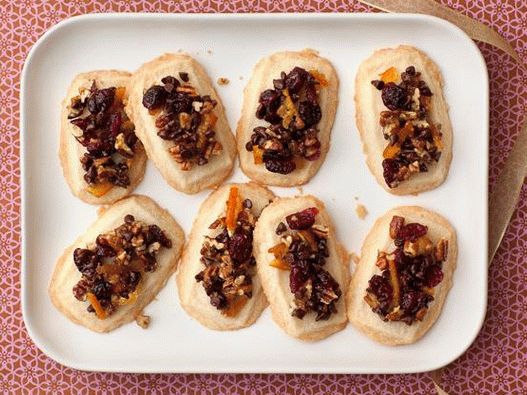 Photo Festive shortbread with fruit and nuts