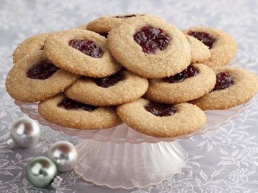 Photo Festive cookies with peanut butter and strawberry jam filling