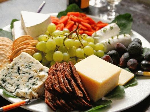Photo Simple serving of cheese plate
